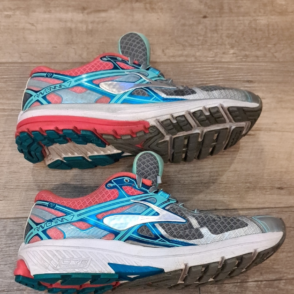 Brooks Gray and Coral R7 Athletic Shoes - Picture 7 of 9